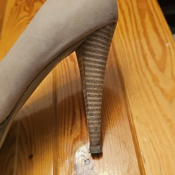 GUESS Tan Platform Heels - Picture 6 of 6